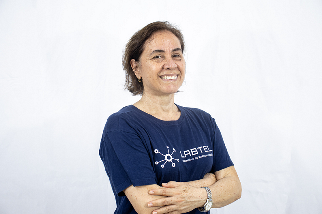 No tempo livre, a professora adora cuidar das plantas e passar momentos com a família. - Foto: LabTel