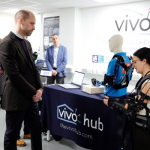 Para Gaitán, apresentar os projetos do LabTel e CPID para o príncipe William foi um momento único. - Foto: Andrew Parsons /Kensington Palace