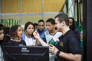 Para apresentar suas pesquisas ao público, os pesquisadores precisam passar o conteúdo dos projetos para uma linguagem do cotidiano, a fim de que mais pessoas compreendam do que se trata. (Divulgação: IN-Foton)