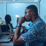 Anatel luta contra a barreira digital da falta de acesso a internet em universidades, quebrando a barreira digital excludente do ensino brasileiro. Foto: Pexels
