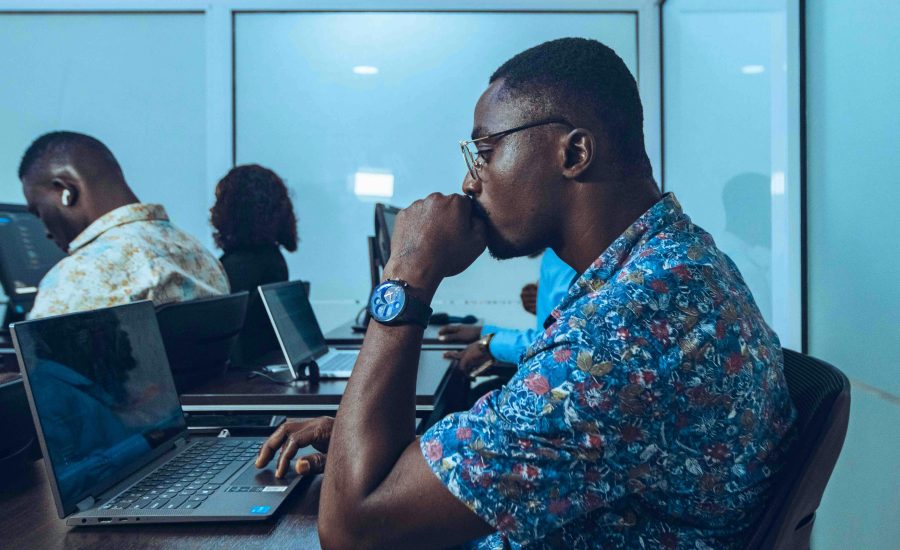 Anatel luta contra a barreira digital da falta de acesso a internet em universidades, quebrando a barreira digital excludente do ensino brasileiro. Foto: Pexels