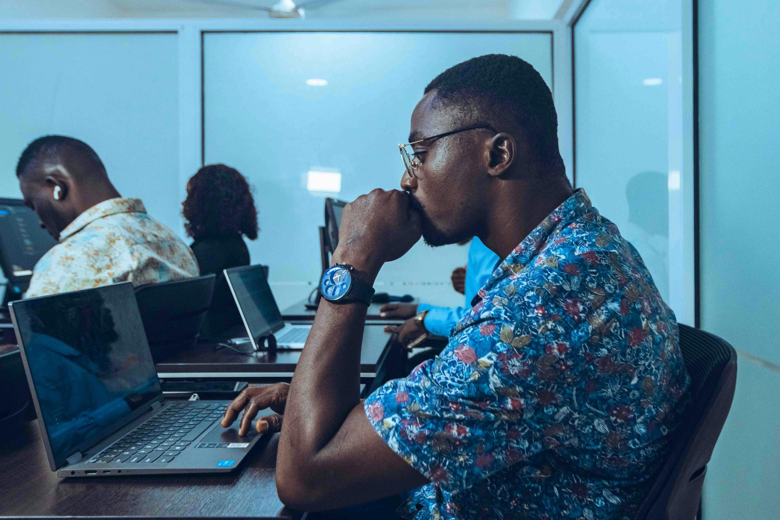 Anatel luta contra a barreira digital da falta de acesso a internet em universidades, quebrando a barreira digital excludente do ensino brasileiro. Foto: Pexels