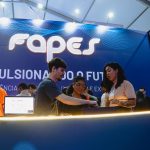 No estande da Fapes, os visitantes puderam conhecer novos projetos que unem inovação e o futuro da tecnologia fotônica. Foto: IN-Foton