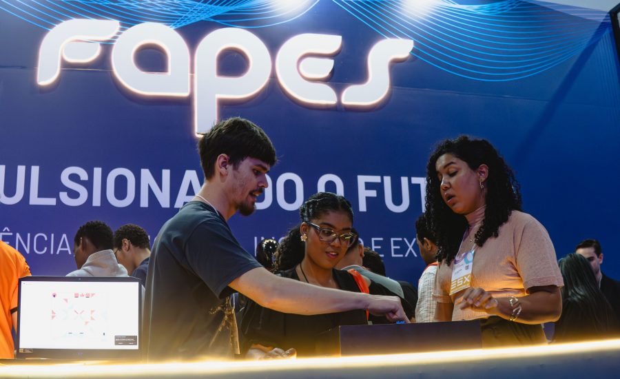 No estande da Fapes, os visitantes puderam conhecer novos projetos que unem inovação e o futuro da tecnologia fotônica. Foto: IN-Foton