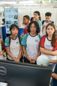 O contato da juventude com a ciência ocorre através das semanas de ciência e tecnologia no estado, possibilitando novas descobertas. Foto: IN-Foton.