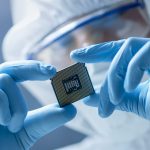 Componentes desenvolvidos com nanotecnologia tornam dispositivos eletrônicos do cotidiano mais compactos, rápidos e eficientes, por meio de uma construção microscópica. Foto: Gorodenkoff/Getty Images