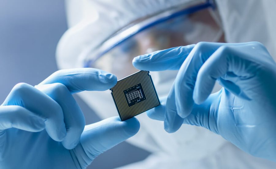 Componentes desenvolvidos com nanotecnologia tornam dispositivos eletrônicos do cotidiano mais compactos, rápidos e eficientes, por meio de uma construção microscópica. Foto: Gorodenkoff/Getty Images