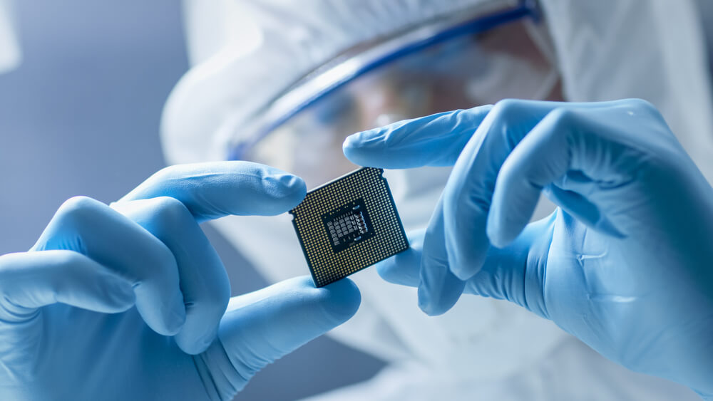 Componentes desenvolvidos com nanotecnologia tornam dispositivos eletrônicos do cotidiano mais compactos, rápidos e eficientes, por meio de uma construção microscópica. Foto: Gorodenkoff/Getty Images